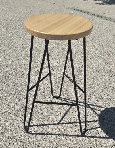 Barski stol iz masivne bukve s kovinskim podnožjem