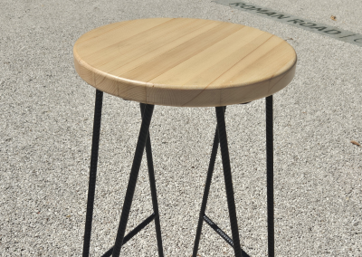 Barski stol iz masivne bukve s kovinskim podnožjem